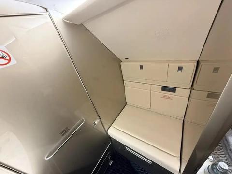 Открыть на весь экран Hawker 800B 0